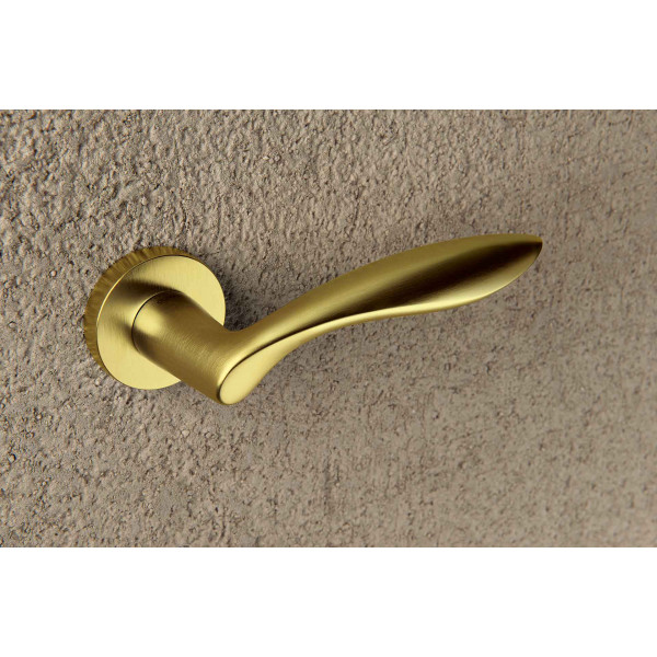 Maniglia olivari onda m175 con rosetta e bocchetta tonde diametro 47 mm superoro satinato per porte da interni ed esterni