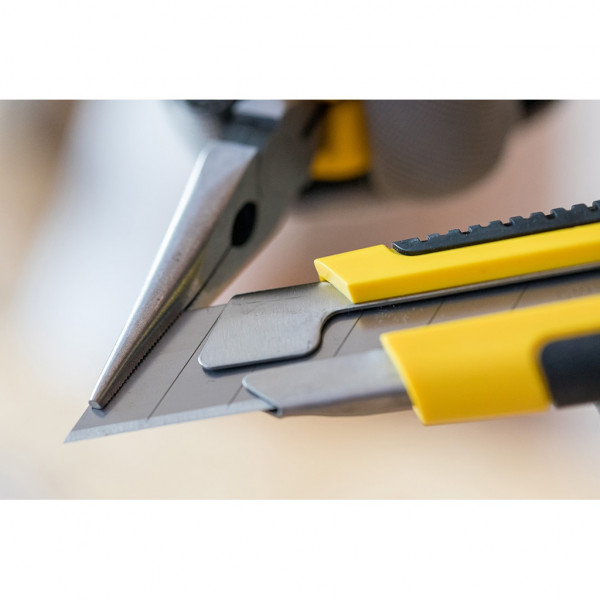 Cutter acciaio bimateriale lama 25 mm l. 180 mm stanley 1-10-425