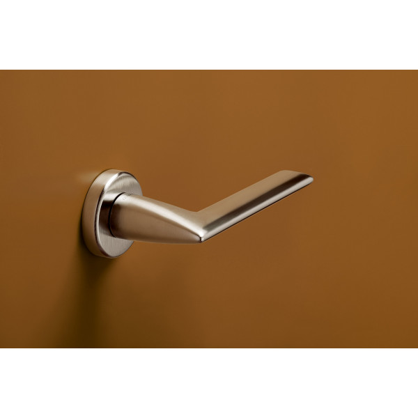 Maniglia olivari tecno m182 con rosetta e bocchetta tonde diametro 47 mm cromato opaco per porte da interni